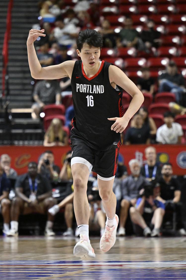 美媒盛赞杨瀚森：“中国约基奇”！首秀23分钟拿下10分5助4板3帽